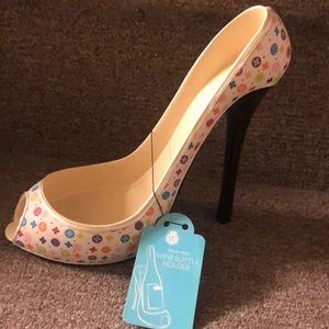 High heel wine bottle holder, creme background